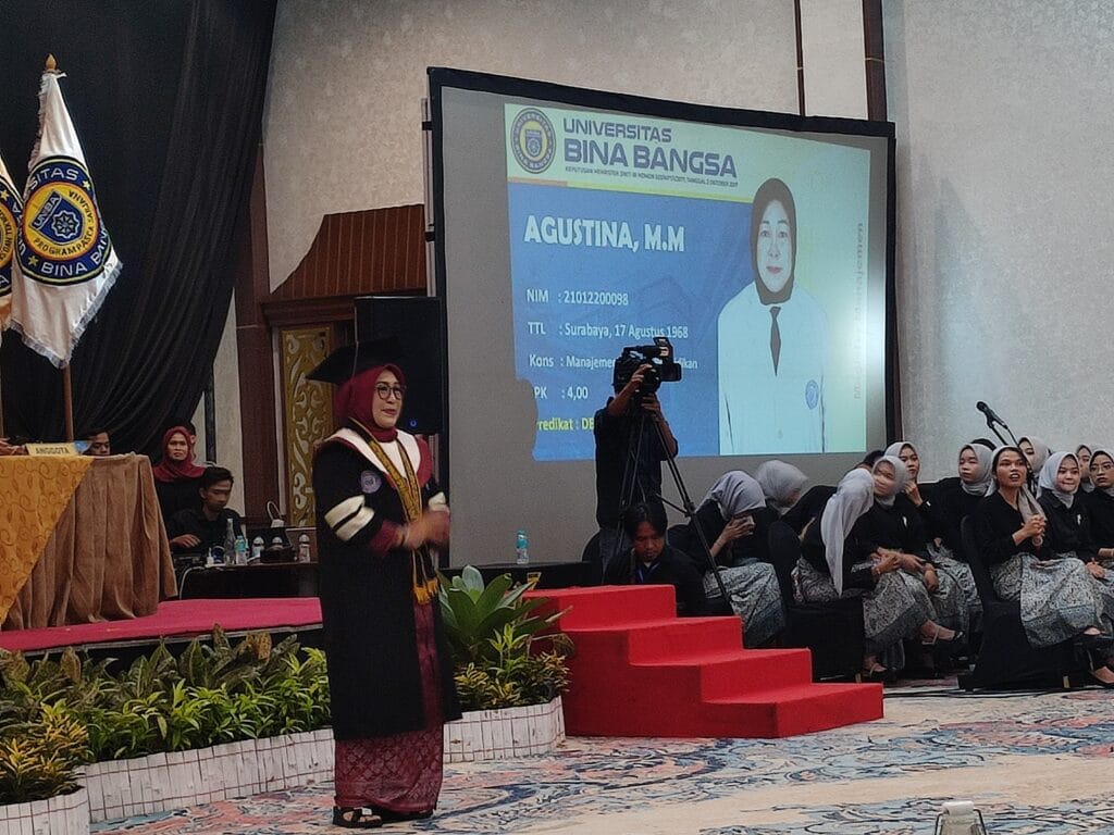 Wisuda UNIBA 2024, 1.085 Wisudawan Harus Mampu Beradaptasi di Lingkungan Kerja 3 Wisuda UNIBA 2024