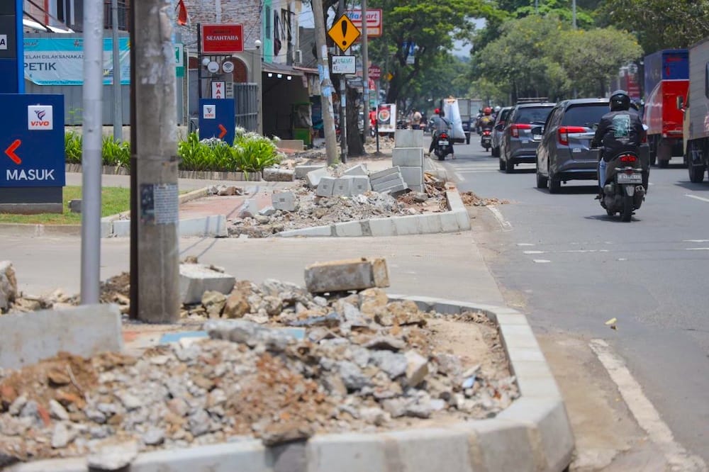 Ramah Disabilitas, Pedestrian Jalan Raya Ciater Tangsel Direvitalisasi 2 Pedestrian Jala Raya Ciater
