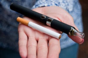 Lebih Bahaya Rokok Tembakau atau Rokok Elektrik? Begini Penjelasan Ahli Kesehatan 2 Bahaya Rokok