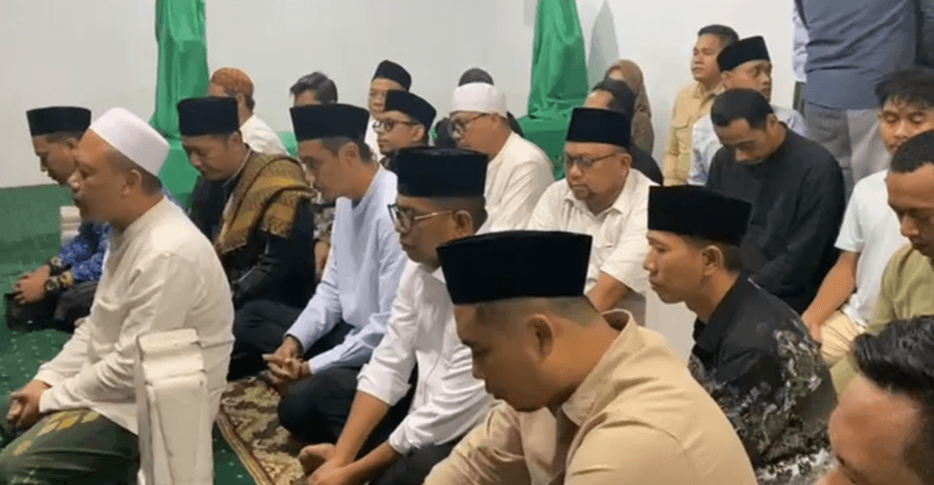 Andra Soni Ziarah ke Makam Sultan Maulana Hasanudin Banten 2 Andra Soni