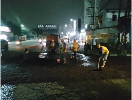 DPUPR Provinsi Banten Tambal Lubang Jalan Puspiptek Raya Tangsel, Warga: Jadi Aman dan Nyaman 2 Jalan Pupsiptek Raya