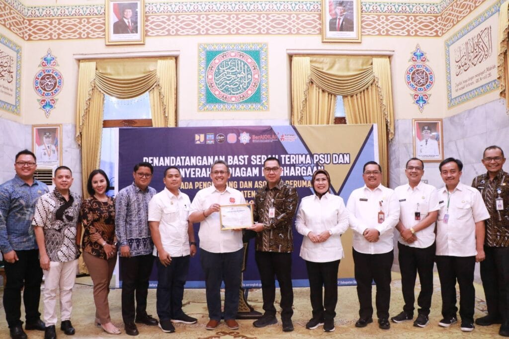 Serah Terima PSU, Bupati Serang Beri Penghargaan 2 Pengembang Perumahan 4 PSU