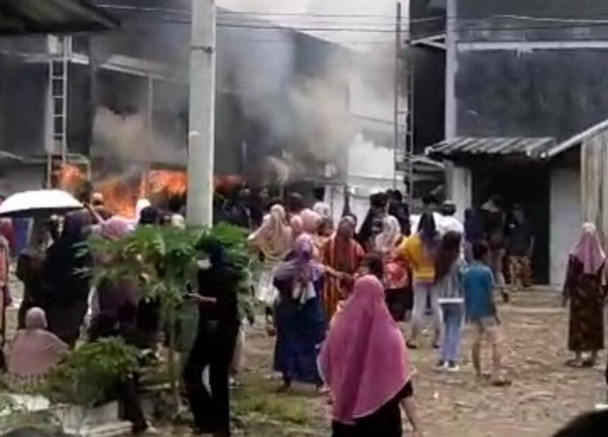Tak Mau Lingkungan Jadi Bau, Peternakan Ayam di Padarincang Dibakar Warga 1 Peternakan Ayam