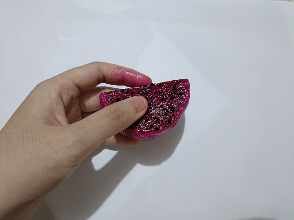 Mengapa Warna Buah Naga Menempel di Kulit? Ini Penjelasannya! 2 buah naga