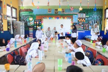48207uji coba makan bergizi gratis berjalan sukses pemkot tangerang sasar 117 999 siswa di tahun 2024 482071