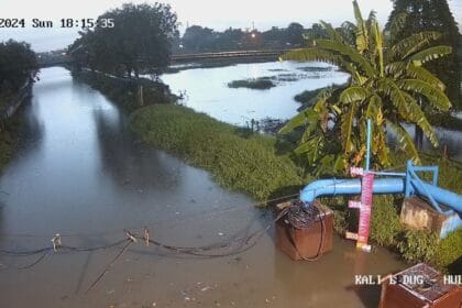 48219antisipasi banjir dpupr kota tangerang lakukan koordinasi dibukanya pintu air sarakan 482191