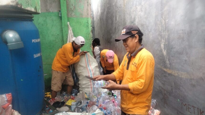 48405bank sampah rompi kecamatan larangan berhasil ubah sampah menjadi pundi rupiah 484051.jpeg