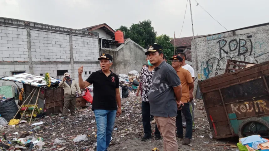 48539pemkot tangerang tambah truk pengangkut sampah di tps winong 48539.jpeg