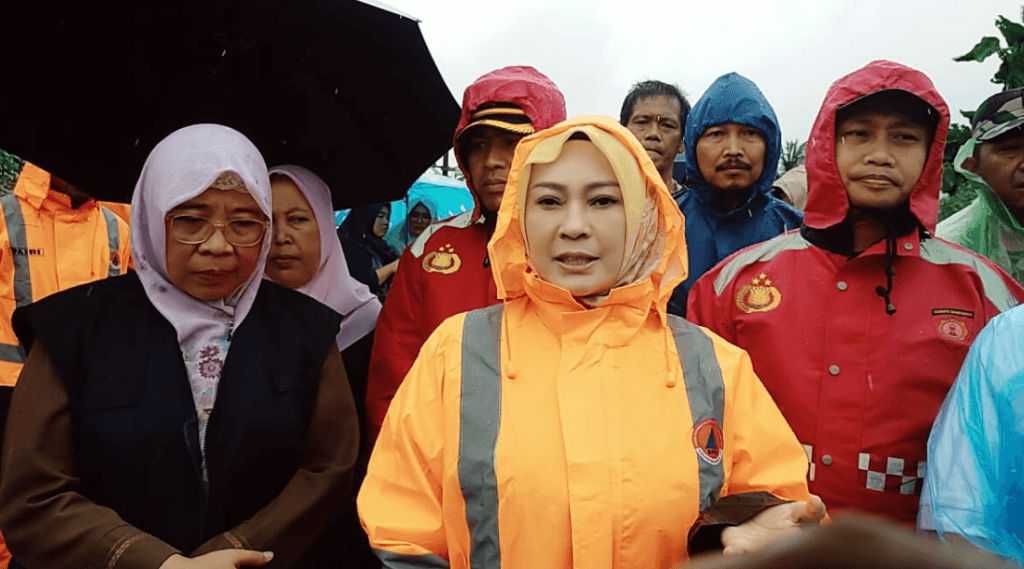 Banjir Pandeglang Meluas ke-16 Kecamatan, Bupati Irna Pantau Tiga Lokasi 2 Banjir Pandeglang