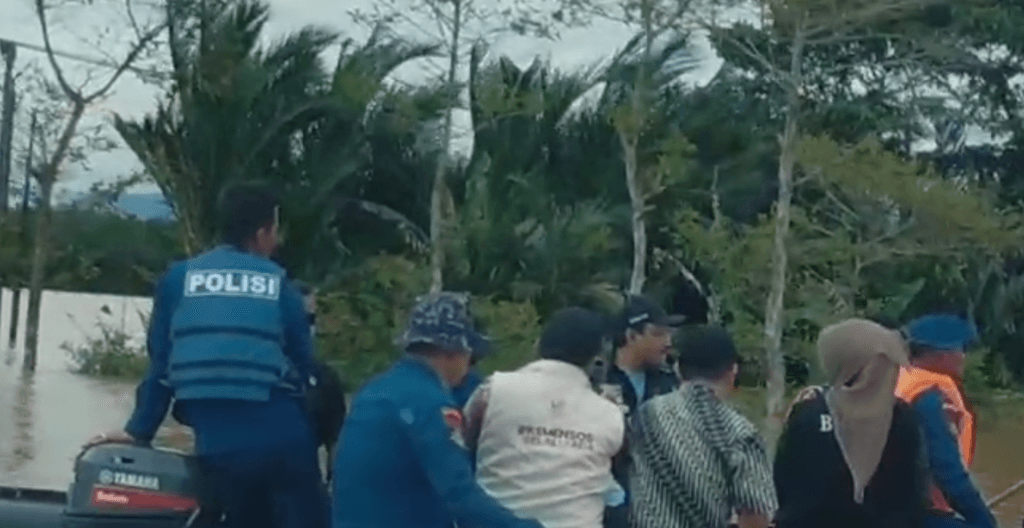 Mensos Saifullah Yusuf Datangi Ribuan Warga Pandeglang Terisolir Banjir 2 Mensos