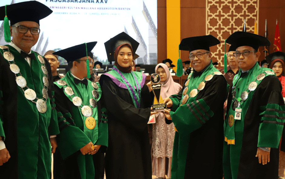 Wisudawan Terbaik UIN Banten Tahun 2024 Angger Arfi Riskiana, Peraih Anugerah Maulana Hasanuddin Muda 2 Wisudawan terbaik