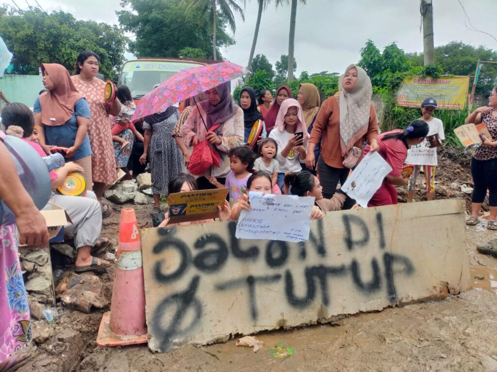 Emak-emak di Lebak Blokir Jalan, Diduga Rusak Karena Aktivitas Truk Pabrik 2 aktivitas truk