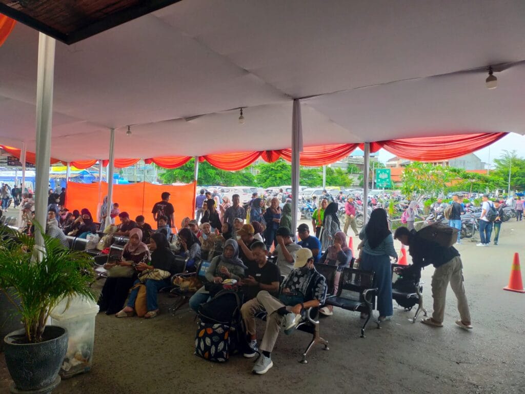 Tiket Kereta Api Lokal Merak Ludes Terjual, Pemudik ke Sumatra Cari Alternatif Lain 2 Kereta api