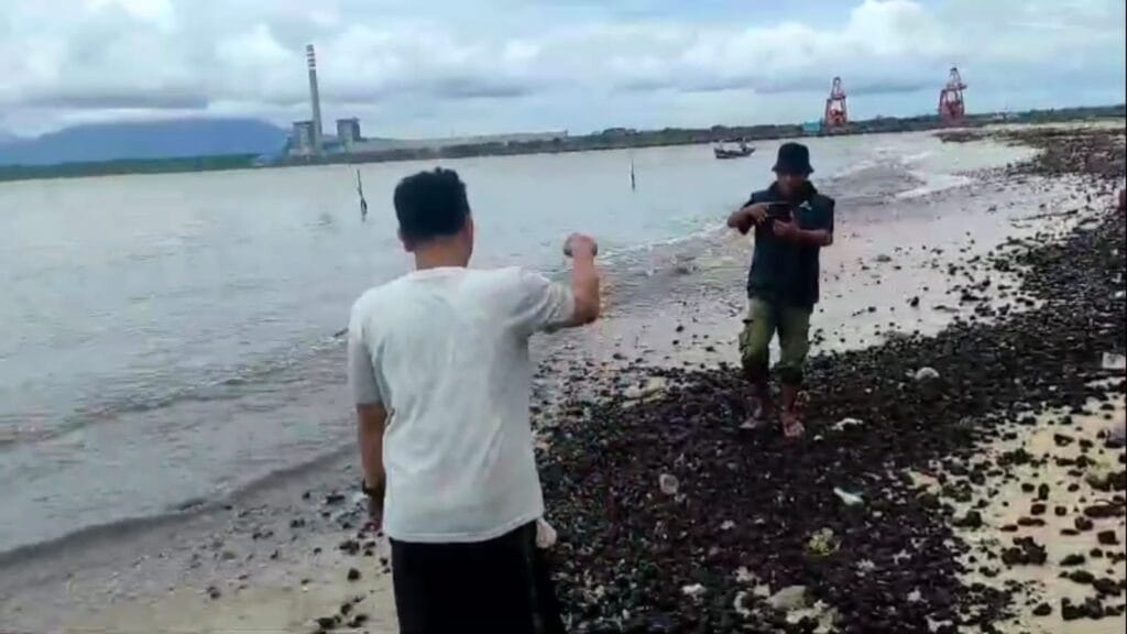 Kapal Tongkang Kandas di Laut Pandeglang, Tumpahan Batu Bara Rusak Terumbu Karang 2 Kapal Tongkang