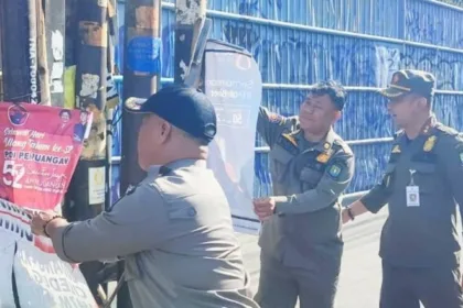 Trantib Larangan Copot Spanduk Tak Berizin