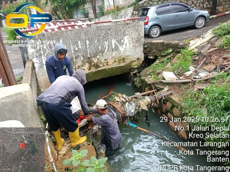 700 Petugas Lapangan Pemkot Tangerang Normalisasikan Saluran Air 2 Pemkot Tangerang normalisasikan saluran air.