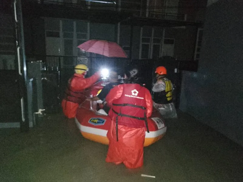 2025 Neglasari Dilanda Banjir, Satgana PMI Kota Tangerang Turun Tangan 2 Satgana PMI Kota Tangerang Turun Tangan