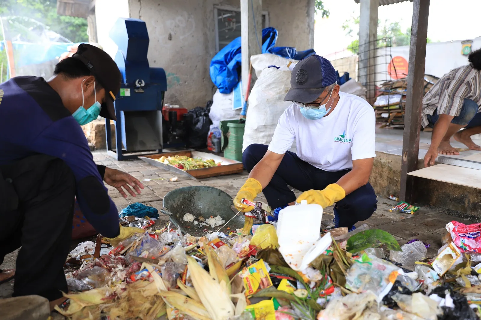 DLH Kota Tangerang Dorong Desentralisasi Pengelolaan Sampah 2 Para petugas sedang memilih sampah untuk dipisahkan