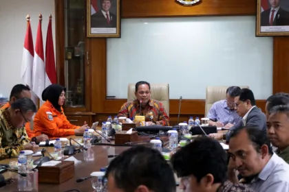 saluran pembuangan Kali Perancis dangkal.