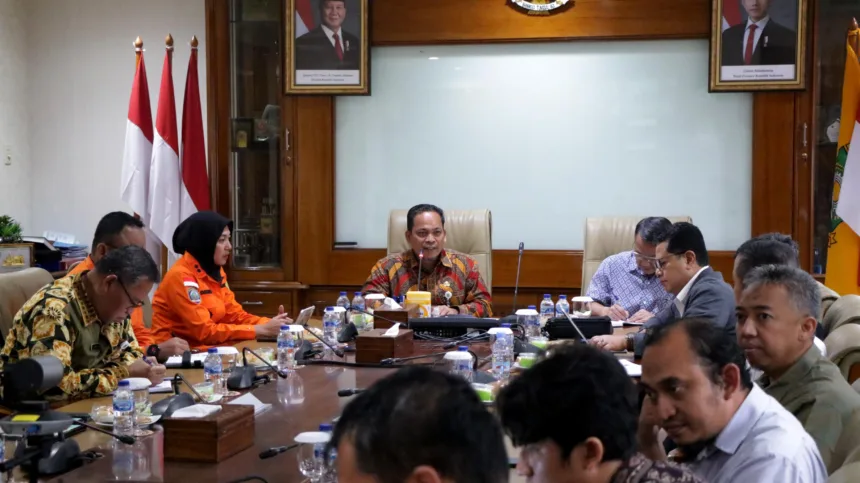 saluran pembuangan Kali Perancis dangkal.