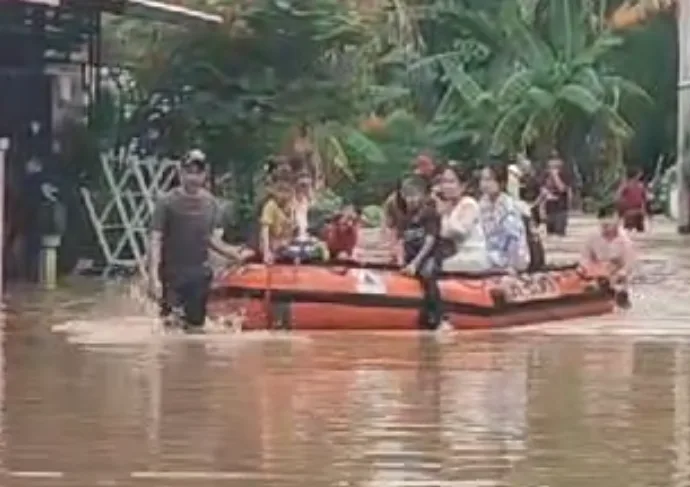 Banjir Rendam 4 Kecamatan di Kabupaten Serang 2 Banjir
