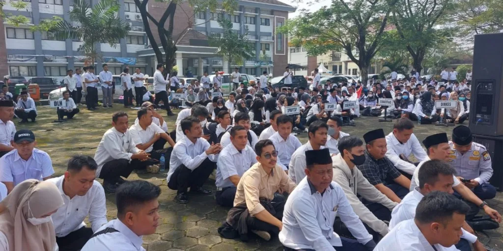 Honorer Kota Serang Desak Pemkot Perjelas Status Paruh Waktu 2 Honorer Kota Serang