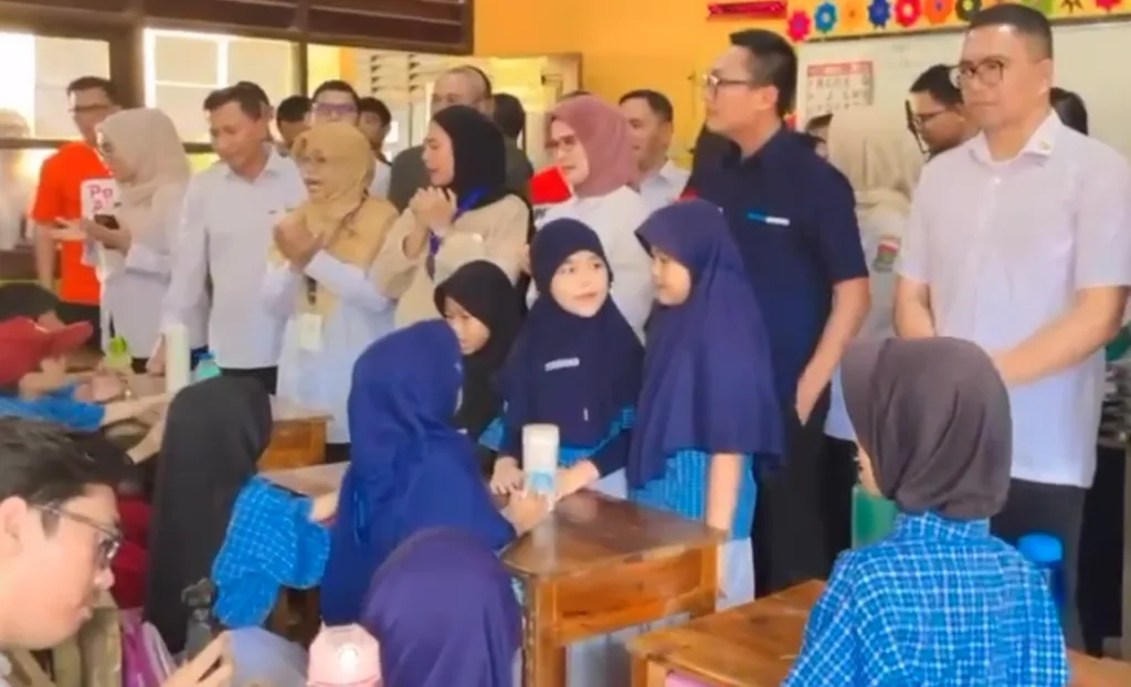 Tinjau Makan Bergizi Gratis, Wamen BUMN Kunjungi SDN Curug Kulon IV Tangerang 2 Makan Bergizi Gratis