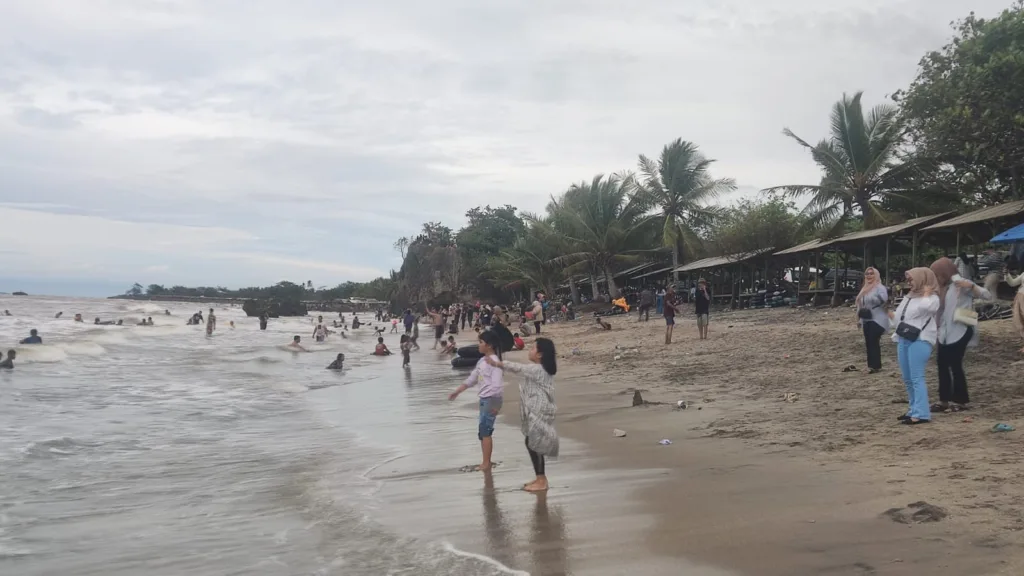 Sepi, Kunjungan Wisata Pantai di Lebak dan Anyer Anjlok di Libur Tahun Baru 2025 2 Wisata Pantai