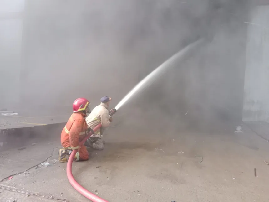 11 Gudang Indah Dadap Kebakaran, BPBD Kota Tangerang Kirim Bantuan Armada dan Personel 1 Gudang Indah Dadap kebakaran