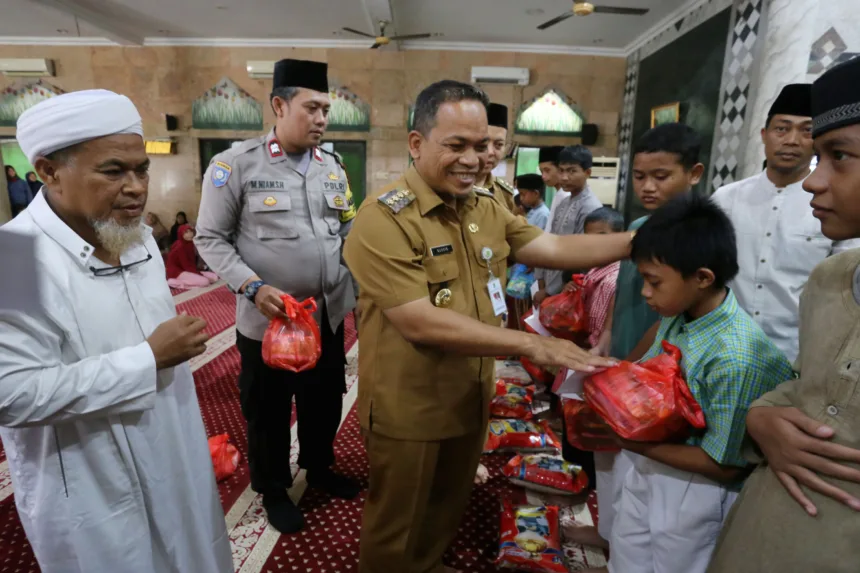 Pj Wali Kota Tangerang Beri Santunan, Ajak Warga Terus Bangun Kesadaran Sosial 1 Wali Kota Tangerang beri santunan