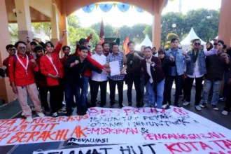 Mahasiswa demo di pemkot tangerang