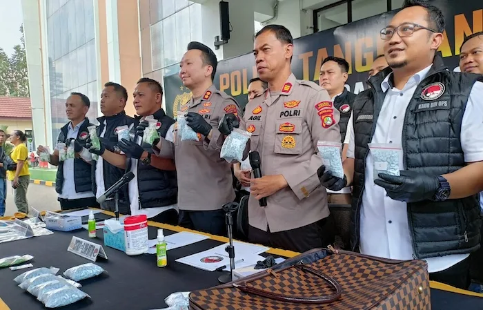 Polres Tangsel Ringkus Pengedar Ekstasi Impor Rp4,6 Miliar, Diedarkan di Tangerang-Bali 1 Polres Tangsel Ringkus Pengedar Ekstasi