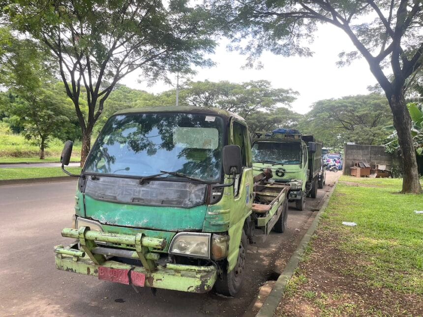 Truk sampah DLH Tangsel