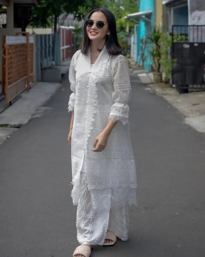 5 Inspirasi Busana Modest untuk Lebaran ala Ririn Ekawati 2 Busana Modest untuk Lebaran