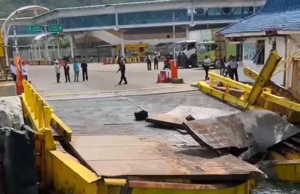 Kapal Ferry Tabrak Dermaga Pelabuhan Merak 2 Kapal Ferry