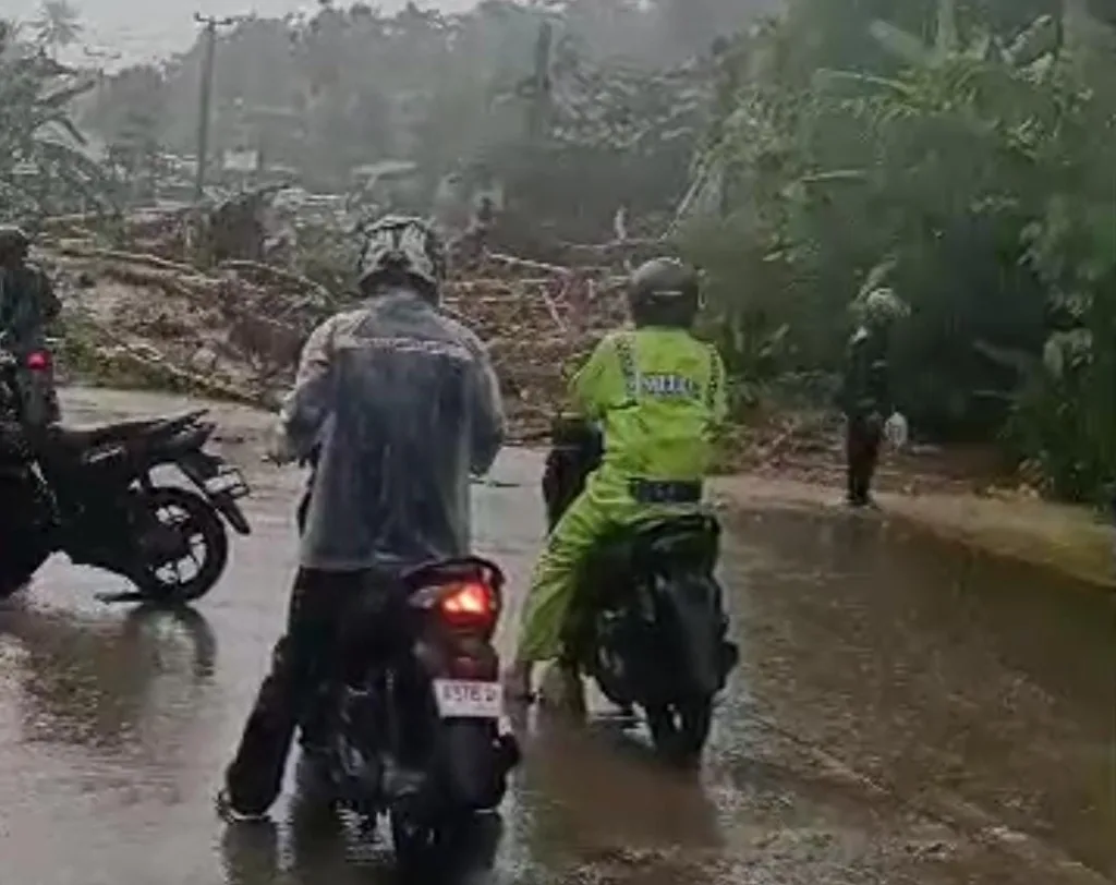 Banjir Padarincang, Tiga Alat Berat Tangani Longsor 2 Banjir Padarincang