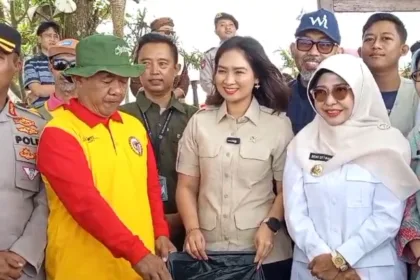Wamenpar Kunjungi Pantai Pandan