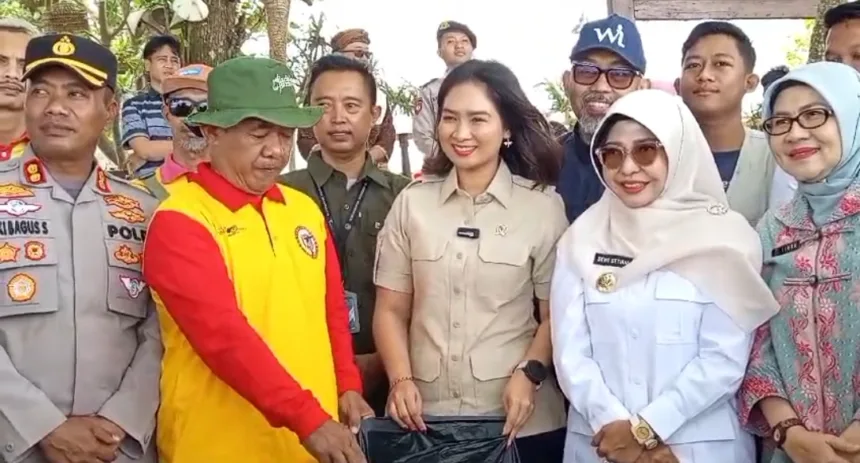 Wamenpar Kunjungi Pantai Pandan