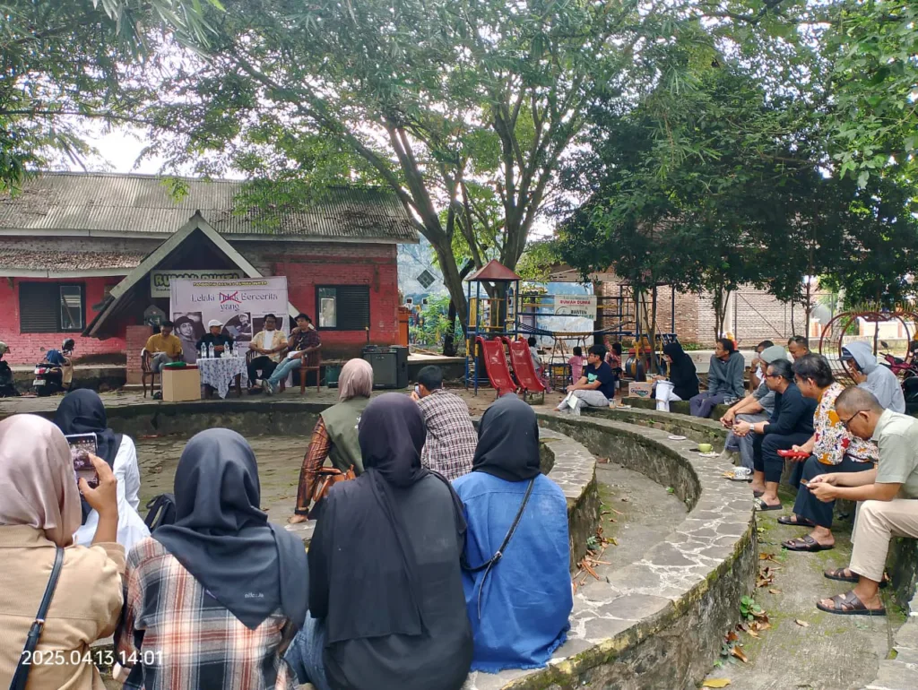 Bedah Buku di Rumah Dunia, Redaktur Sastra Harian Kompas Apresiasi Penulis di Banten 2 Bedah buku di Rumah Dunia