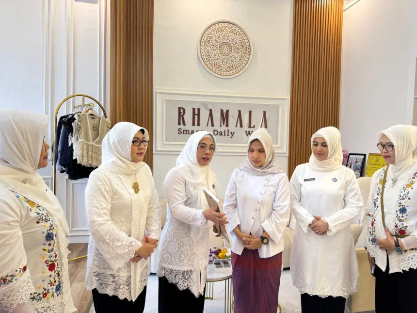 Istri Gubernur Banten, Tina Soni Kunjungi Kampung Fashion di Kota Serang 1 Istri Gubernur Banten