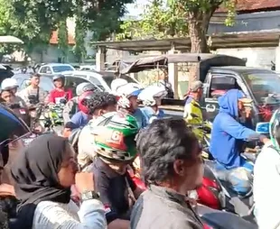 Hari Pertama Pemutihan Pajak Kendaraan di Banten, Kantor Samsat Diserbu Warga 2 Pemutihan pajak kendaraan di Banten