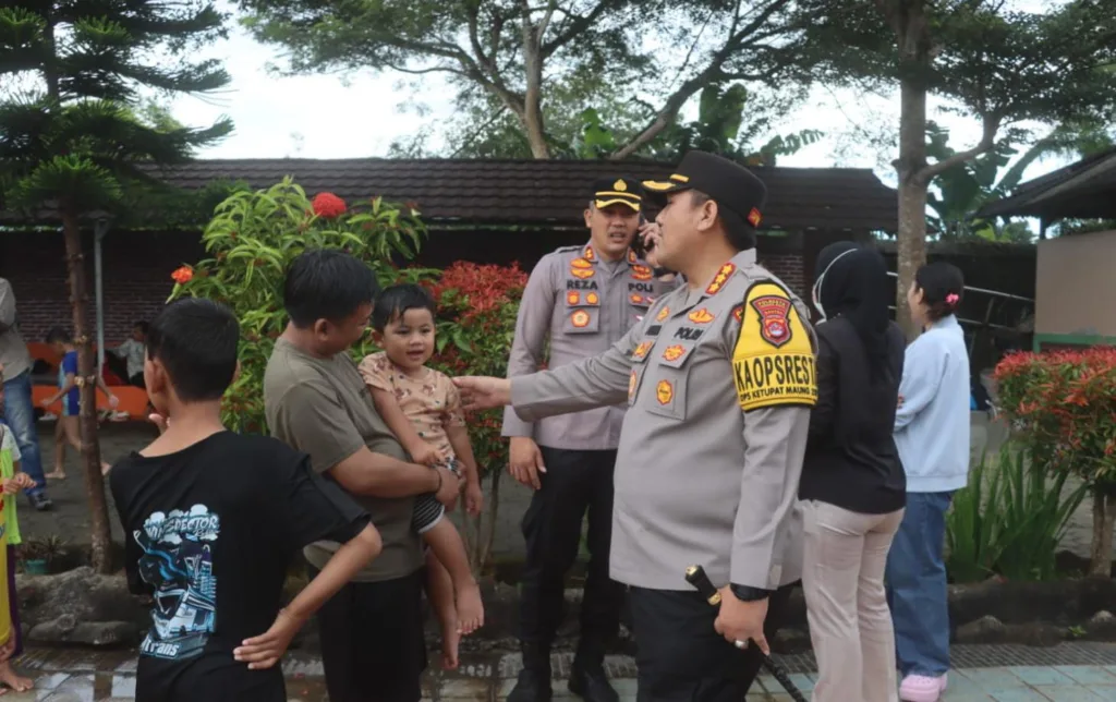 Kawasan Wisata Anyer Penuh, Polda Banten Terapkan Sistem Lalu Lintas Satu Arah 2 Wisata Anyer penuh