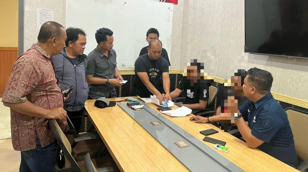 2 Pelaku Politik Uang PSU Kabupaten Serang Tertangkap 2 Pelaku Politik Uang PSU Kabupaten Serang