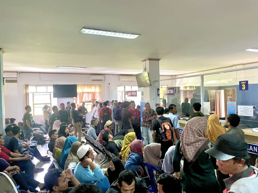 Wajib Pajak di Samsat Serang Membludak Pasca Libur Panjang, Sempat Ada Keributan 1 Samsat Serang