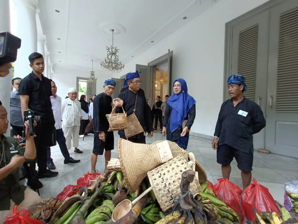 Seba Baduy 2025, Serahkan Hasil Bumi ke Gubernur Banten 2 Seba Baduy 2025