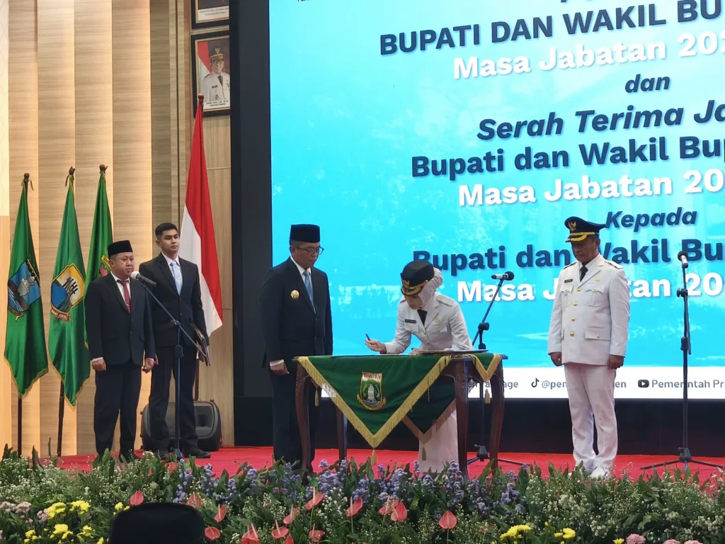 Zakiyah-Najib Dilantik Jadi Bupati dan Wakil Bupati Serang, Ini Pesan Gubernur Banten 2 Zakiyah-Najib dilantik