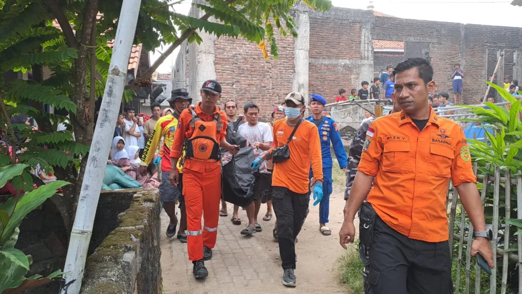 Tenggelam di Pantai Karangbolong, Bocah 10 Tahun Tewas 2 Tenggelam di Pantai Karangbolong