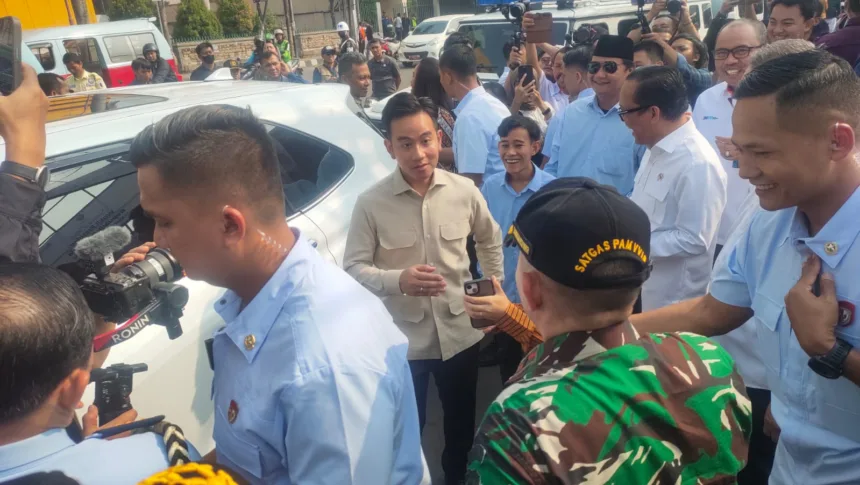 Wapres Gibran Kunjungi Kantor Pos Tangerang, Tinjau BSU 1 Wapres Gibran Kunjungi Kantor Pos Tangerang