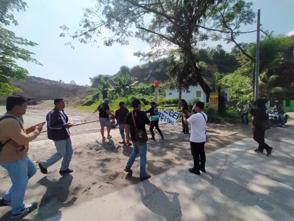 Demo Tambang Pasir di Lebak Ricuh, Pengelola Keluarkan Anjing Peliharaan 2 Tambang pasir di Lebak