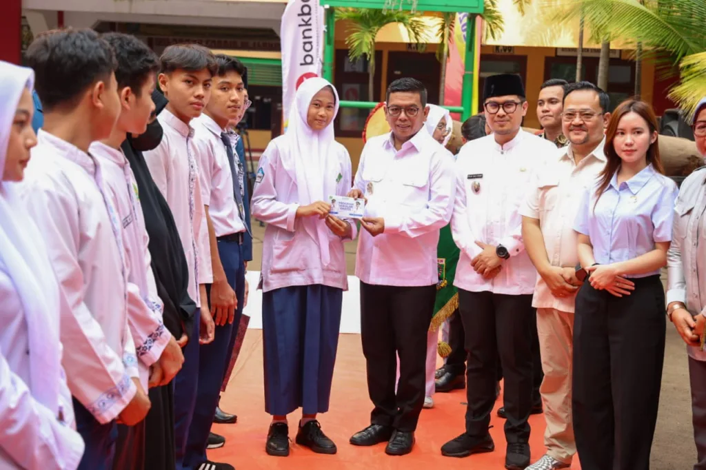 Sekolah Gratis di Banten Biayai 88 Ribu Siswa, Ini Pesan Andra 2 Sekolah Gratis di Banten
